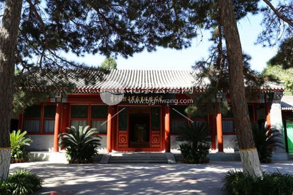 万安公墓的具体地址在哪里？
